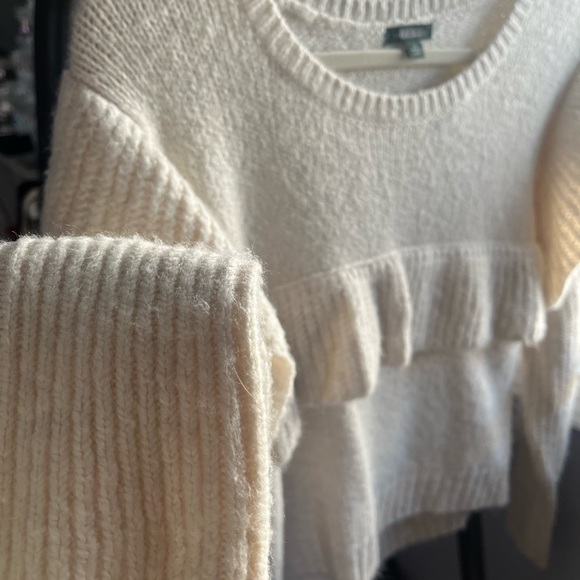 Wild Fable ruffled Ivory top size small - Picture 4 of 4